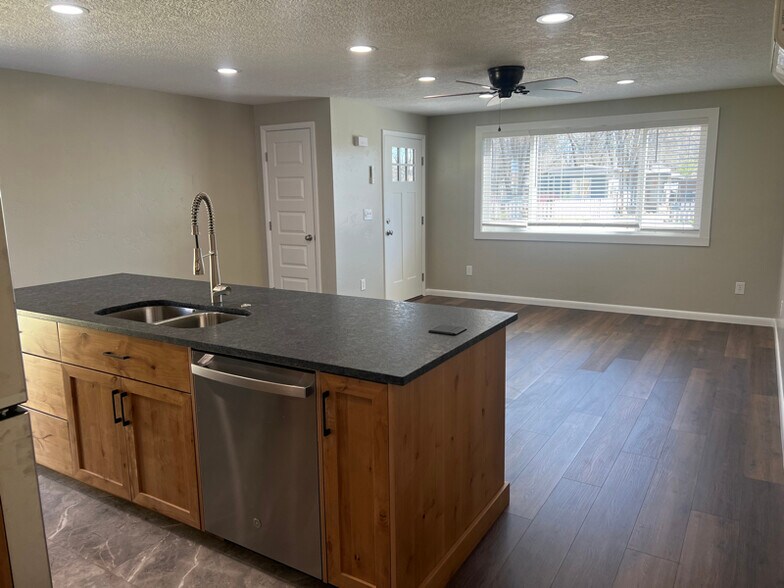 Building Photo - 1215 S Elder St