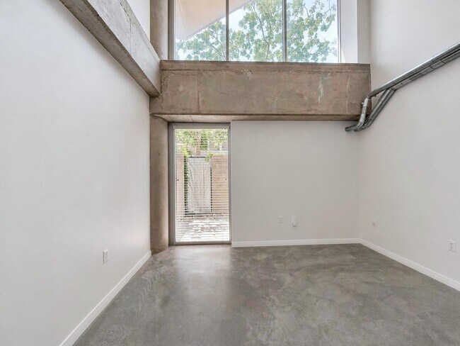 Building Photo - Modern Condo in The Cedars, Dallas with Private Patio | Available for Lease!