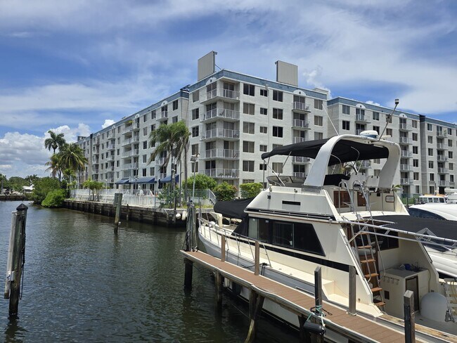 Building Photo - 1700 NW North River Dr