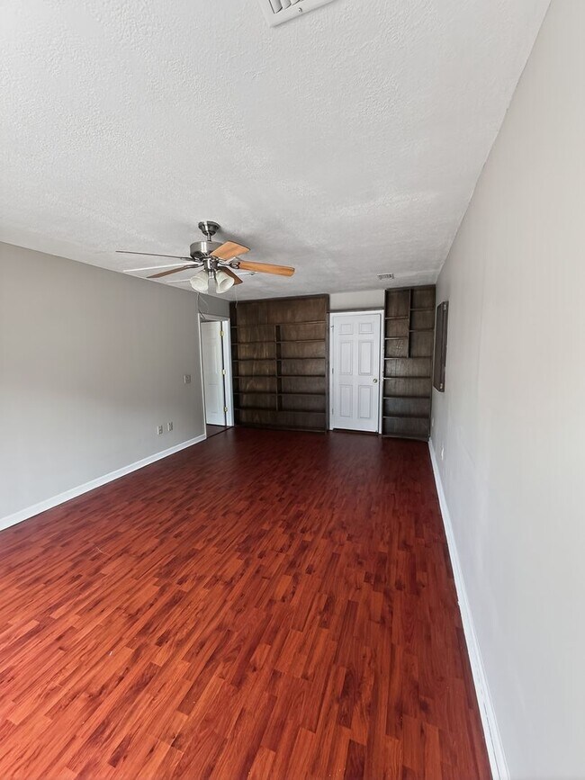 Building Photo - RATE DROP ALERT (was $2100/month) and MOVE-IN SPECIAL: $500 OFF 1ST MONTH'S RENT!**