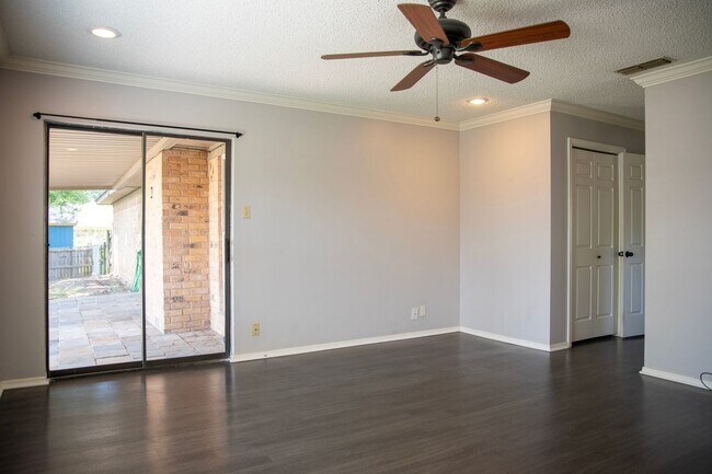 Building Photo - 3 Bedroom 2 Bath Home In Tyler ISD!
