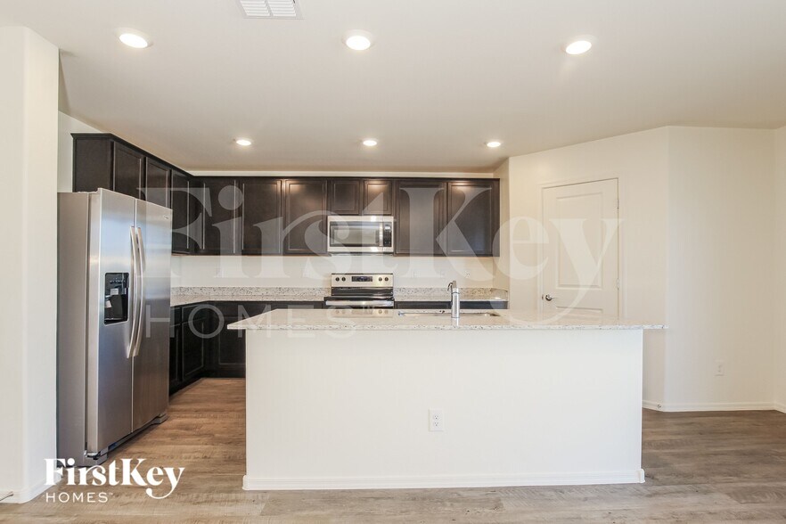 Building Photo - 8434 S 258th Dr