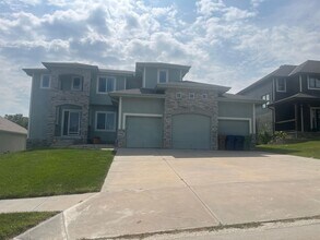 Building Photo - Home For Rent Papillion
