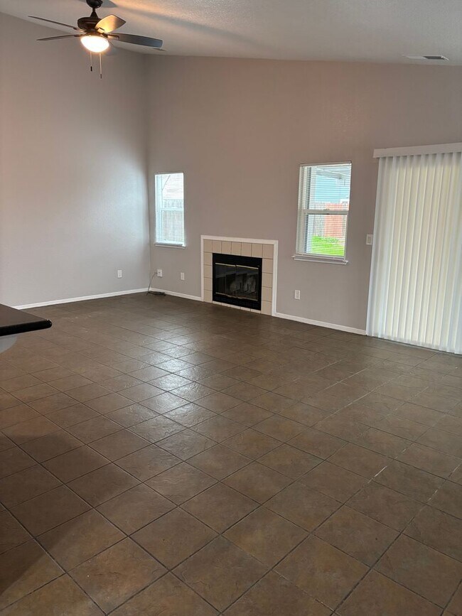 Building Photo - 3 B/D 2 BA HOME WITH AN OFFICE IN YUBA CITY AVAILABLE NOW!