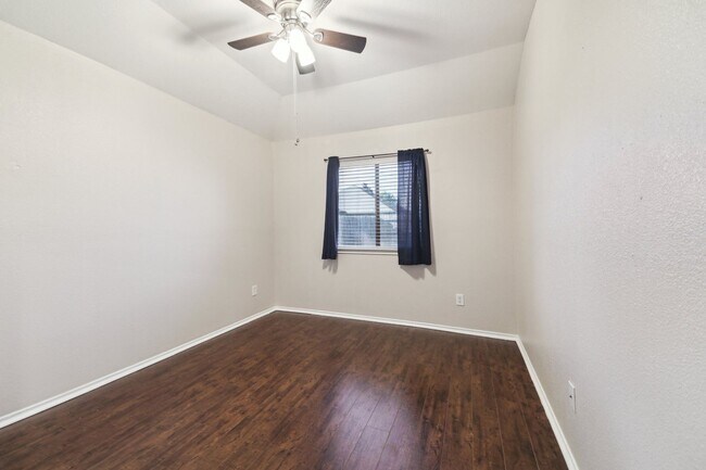 Building Photo - 4 Bedroom Single Family in Crossroads