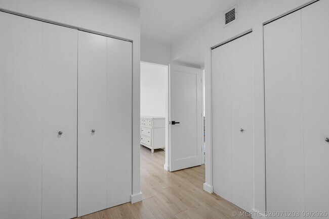 Building Photo - 3701 N Country Club Dr