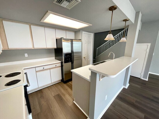 Building Photo - Nice 3 bedroom, 2.5 bathroom home in quiet neighborhood