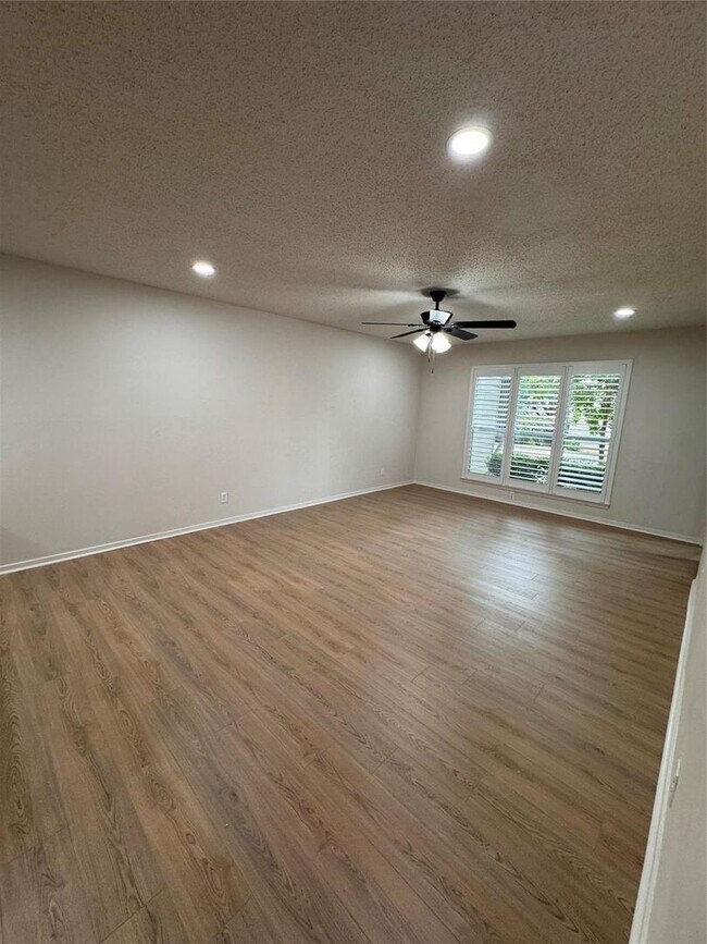 Building Photo - Great Oak Lawn Location!