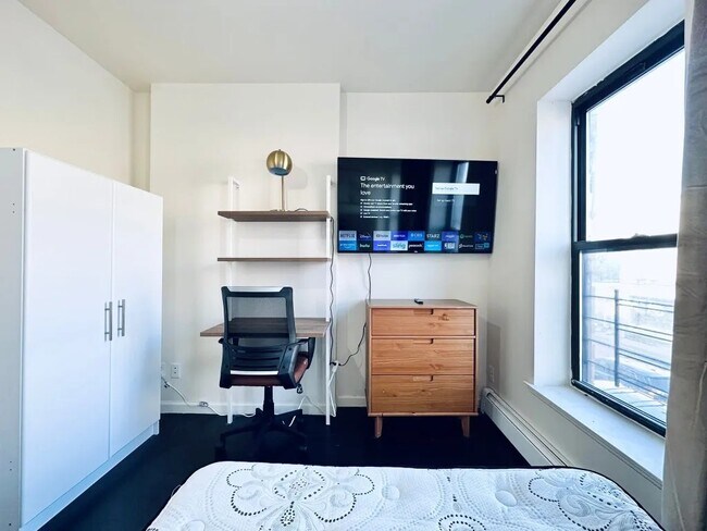 Building Photo - Furnished room/NOT APARTMENT