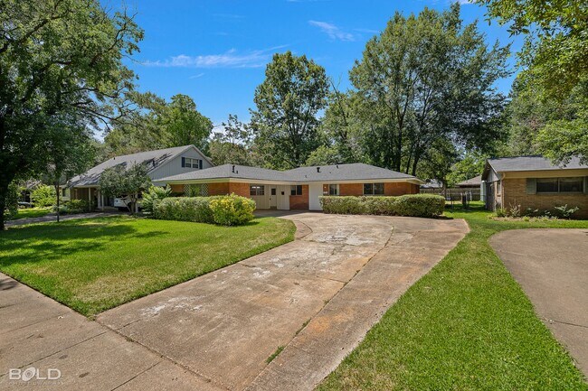 Building Photo - BEAUTIFUL 3 BEDROOM 2 BATH IN SPRINGLAKE, UNIVERSITY TERRANCE NEIGHBORHOOD