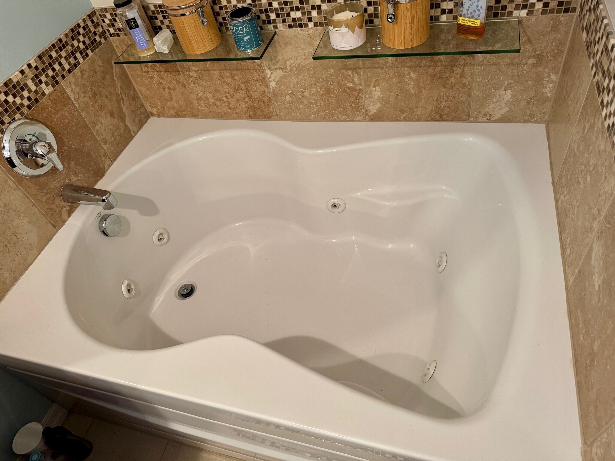 BR1 Jacuzzi Tub - 1582 Smoke Signal Ct