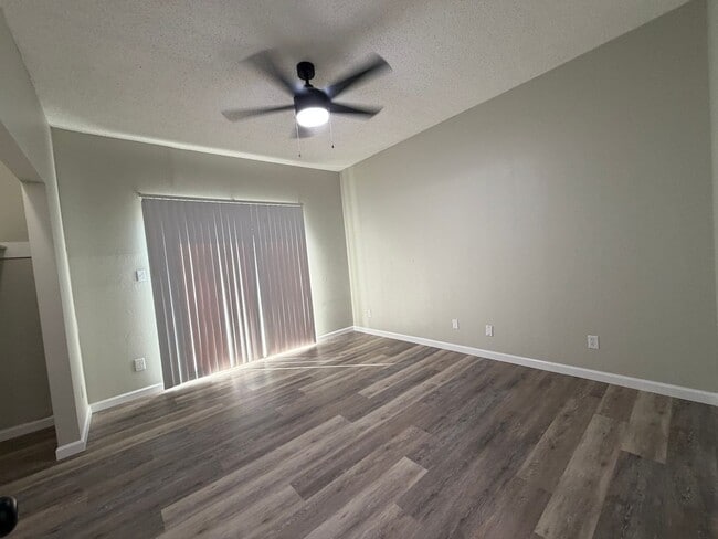 Building Photo - 1 bedroom - Gazebo- Near SFA