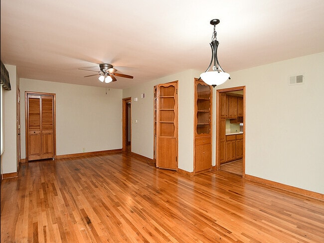 Building Photo - 405 E 5th St