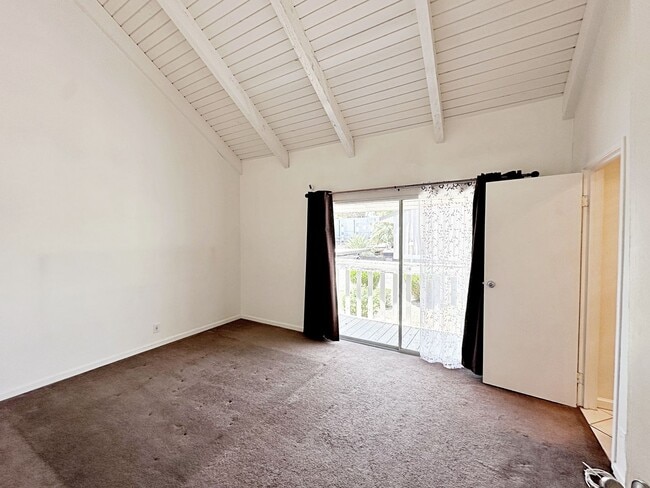 Building Photo - 3 BEDROOM 2.5 BATH TOWNHOME