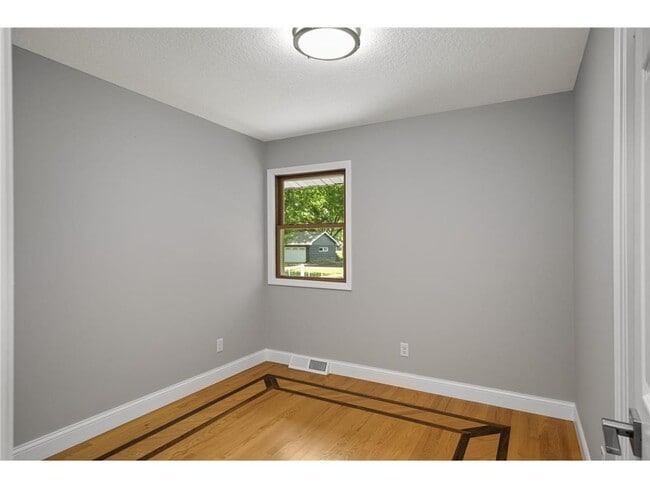 Building Photo - 11004 Oak Knoll Terrace N
