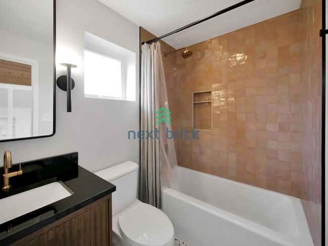 Building Photo - A beautiful 3 bed and 2 bathroom house for...