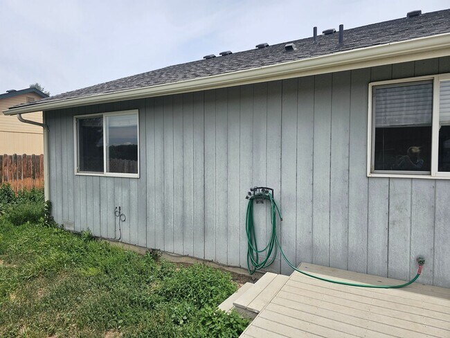 Building Photo - 3 Bedroom Home with Outdoor Space