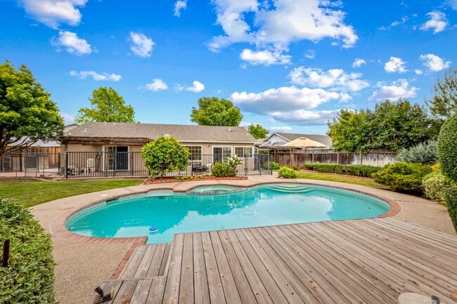 Building Photo - 464 Edelweiss Dr