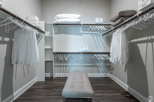 Building Photo - Live in Luxury: 2-Bed, 2-Bath Steps from D...