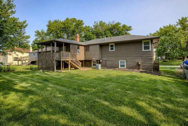 Building Photo - Spacious Split Entry with 2-Car Garage & Finished Basement!!