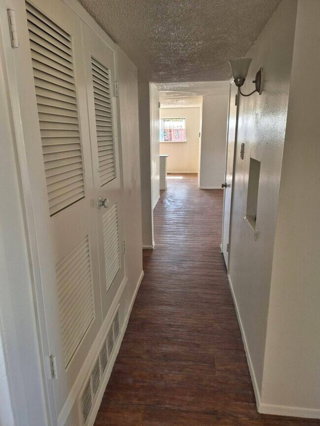 Building Photo - 3 Bed 2 Bath Home Available