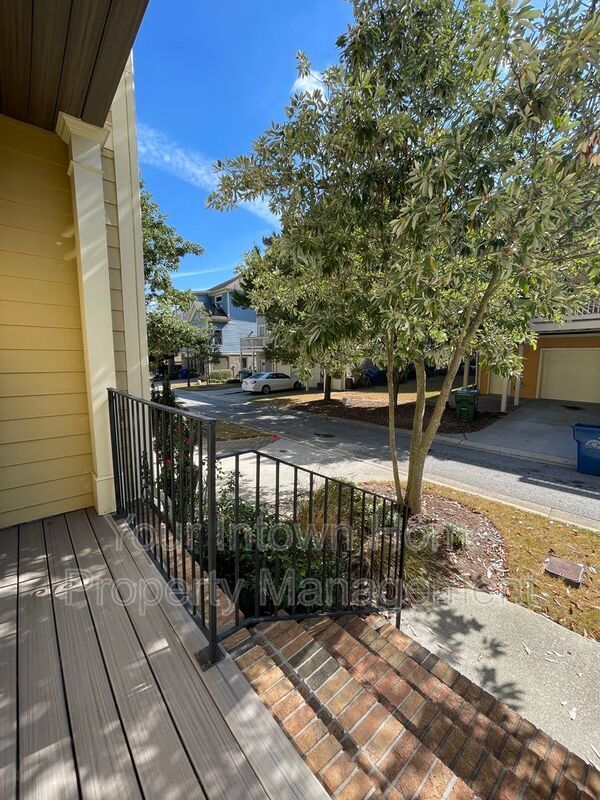 Building Photo - 652 Irwin St NE