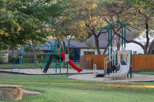 Building Photo - 421 St Andrews St