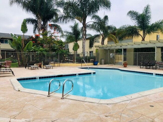 Building Photo - Sunny Top Floor 2BD/2BA Condo in Desirable...