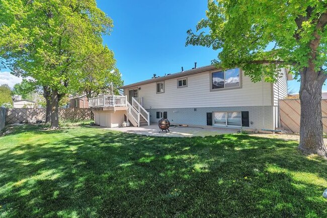 Building Photo - Awesome 4 Bedroom Home in Orem w 2 car garage