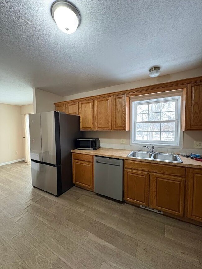 Building Photo - Three bedroom two bathroom home for rent