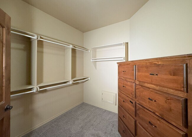 Building Photo - 3 Bed, 2.5 Bath Home in Oxford Park – Open Layout & Tall Ceilings