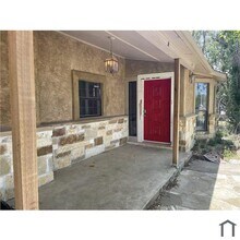 Building Photo - Discover your dream home in this beautifully renovated four-bedroom, two-bathroom house.