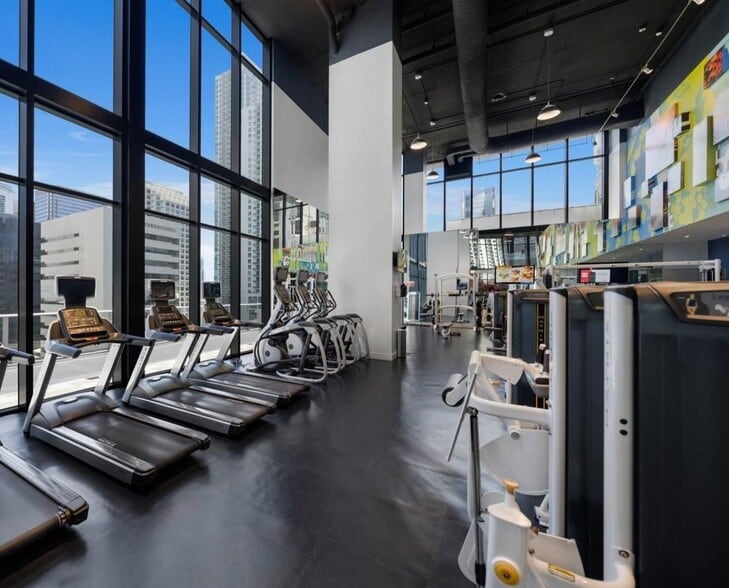 Building Photo - 1010 Brickell Ave