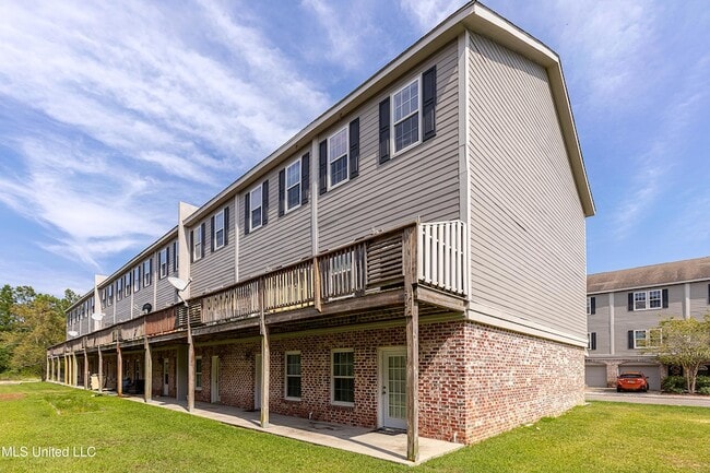 Building Photo - 611 Peach St