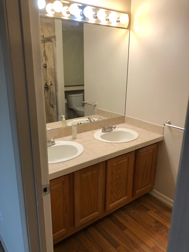 Main bedroom bathroom - 3809 Gablecrest Ct