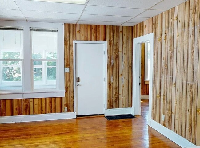 Building Photo - 3 bedroom 1.5 bath house - Now available for the 2026/2027 lease term!