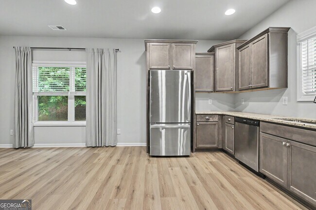 Building Photo - 270 S Ridge