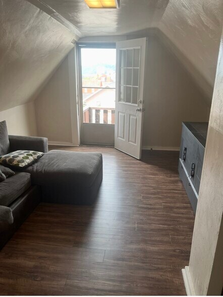 Building Photo - 915 Corbet St