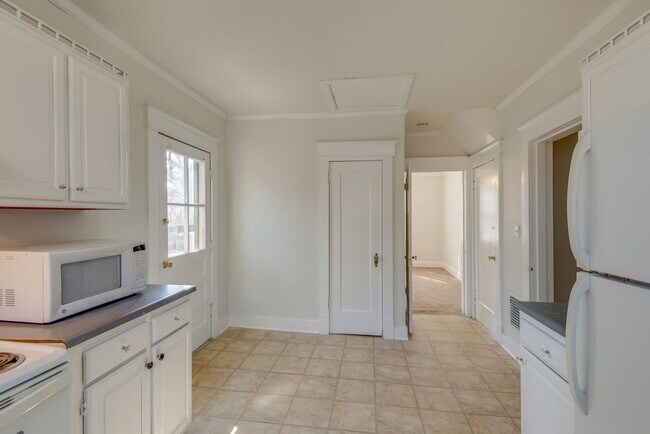 Building Photo - Charming 3-Bedroom Gem in the Heart of Sylvan Park