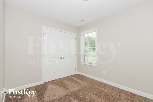 Building Photo - 625 Wilson St