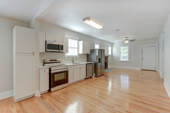 Building Photo - Renovated Three Bedroom, Two Bathroom Sing...