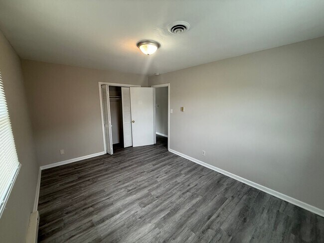 Building Photo - 1633-35 N Valor Dr