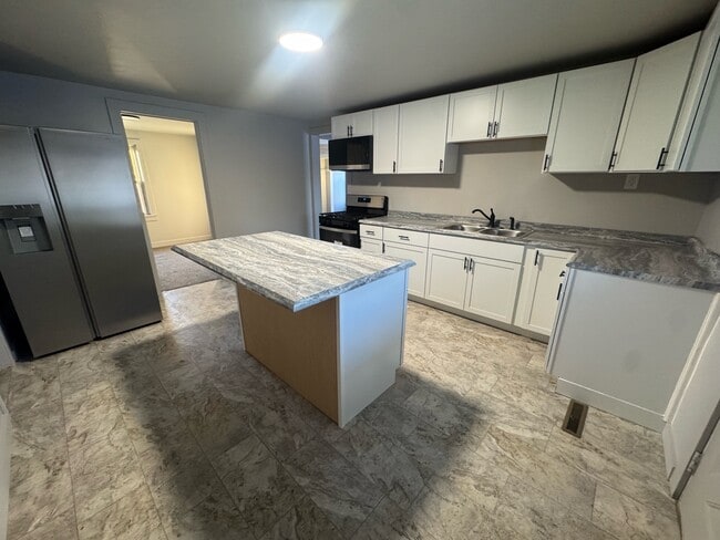 Building Photo - 3595 Carlisle Rd