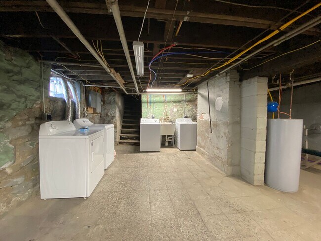 Building Photo - Updated 1 Bedroom Apartment now available!