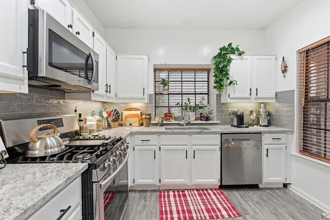 Building Photo - 10819 Crown Colony Dr