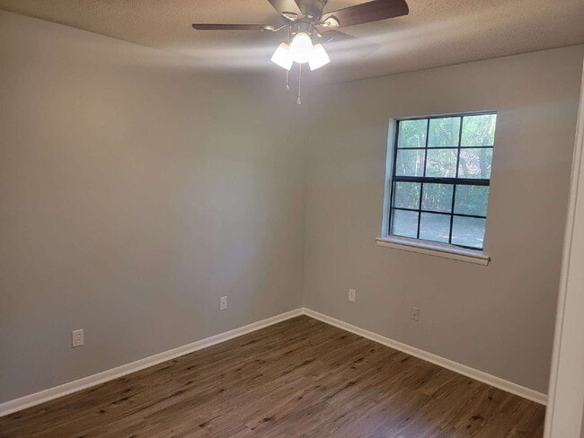 Building Photo - Fantastic location! This end unit offers the perfect blend of convenience and accessibility.