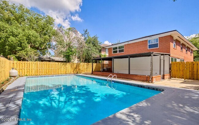 Building Photo - 2819 Oak St