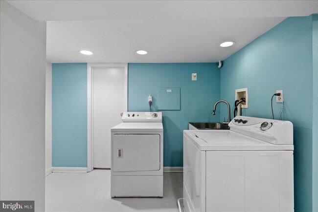 Building Photo - 2355 Ashmead Pl NW