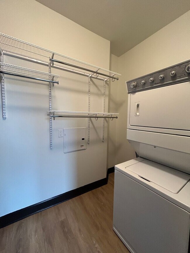 Building Photo - Adorable Studio Apartment in Downtown Omaha