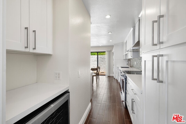 Building Photo - 6824 Las Olas Way